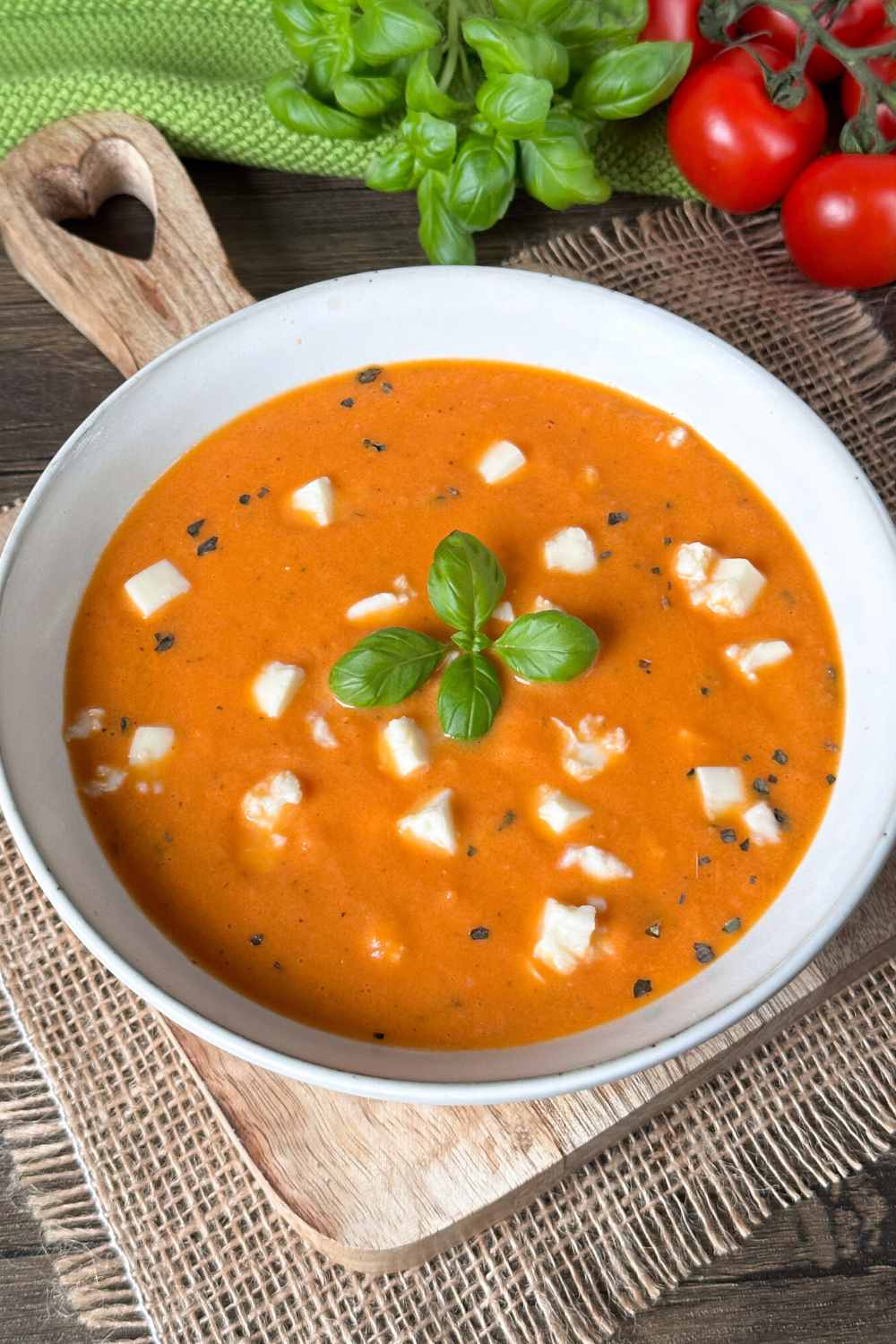Tomaten-Mozzarella-Suppe