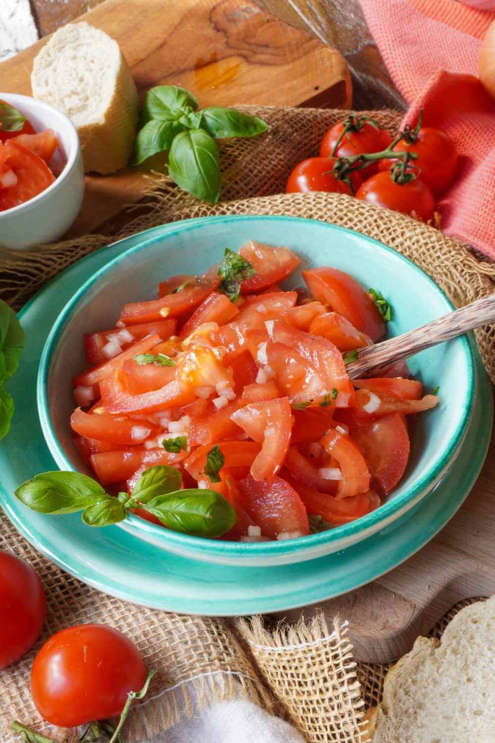 Tomatensalat klassisch Tomatensalat mit Zwiebeln in Schüssel angerichtet