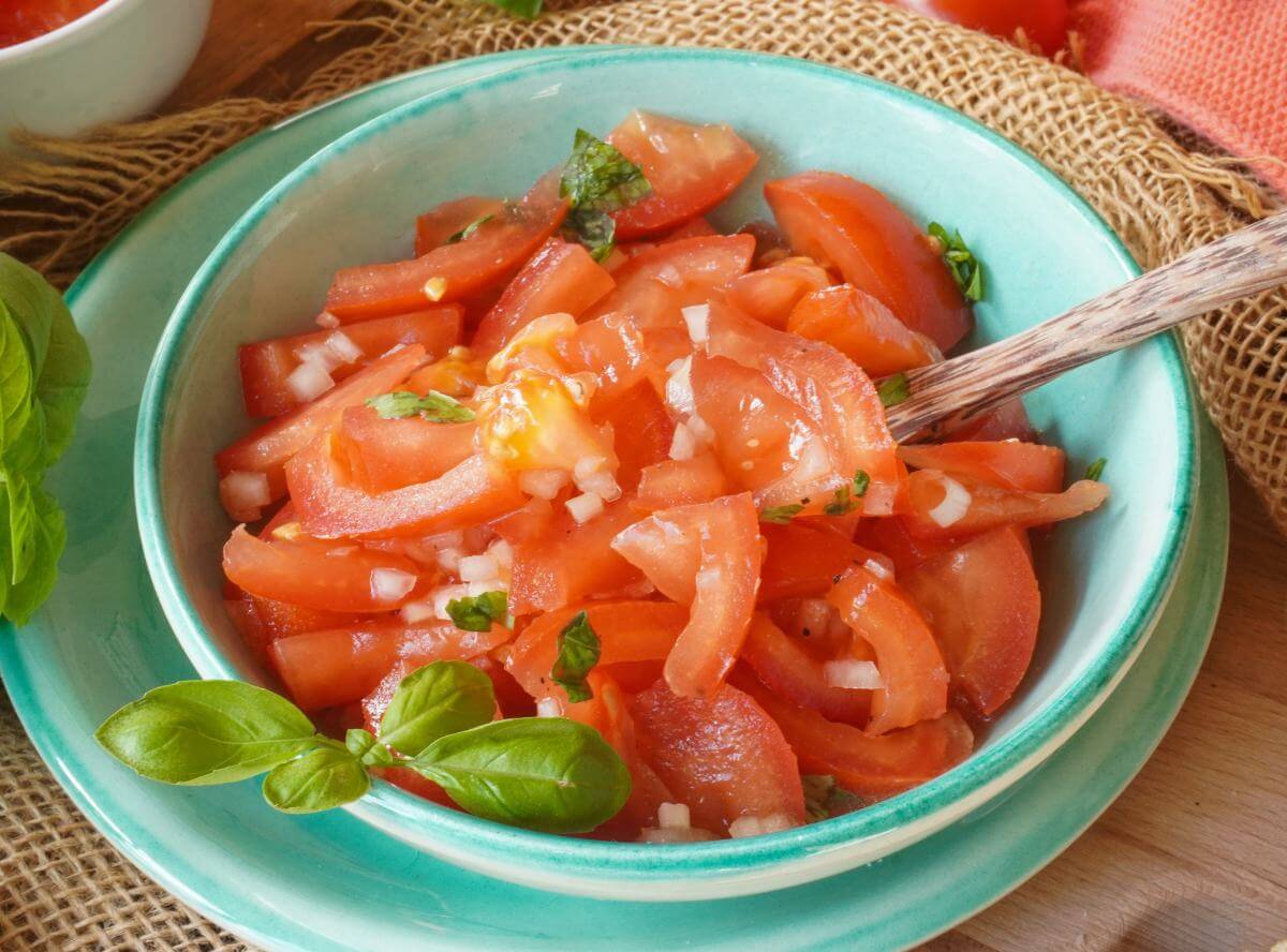 Tomatensalat mit Zwiebeln