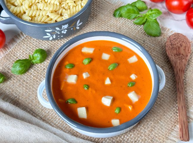 Tomatensuppe mit Mozzarella