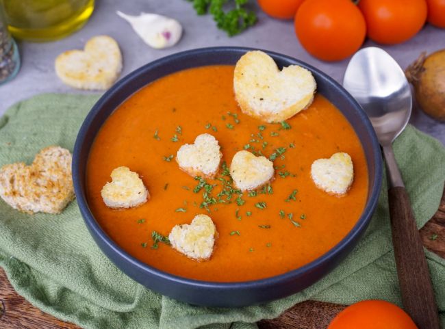 Tomatensuppe Valentinstag Herz-Croutons