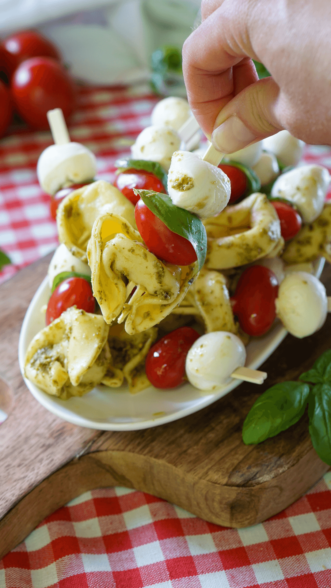 Fingerfood auf italienisch: Tortellini mit Tomate &amp; Mozzarella