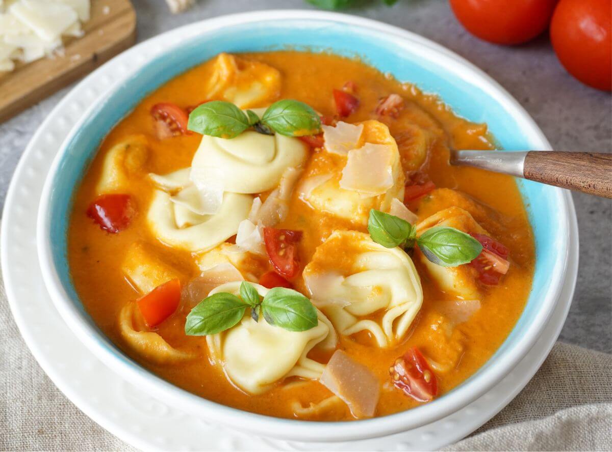 Tortellinisuppe mit Tomaten