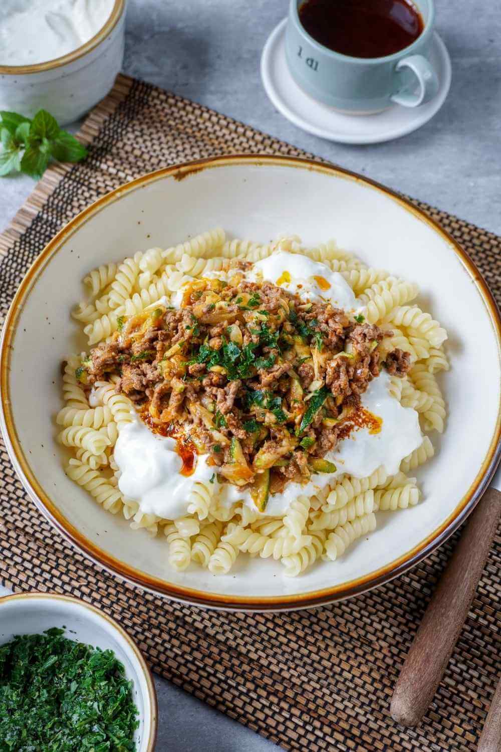 Türkische Pasta mit Hackfleisch und Joghurt: So wird das Trendrezept ein Hit für die ganze Familie Türkische Pasta mit Hackfleisch und Joghurt: So wird das Trendrezept ein Hit für die ganze Familie