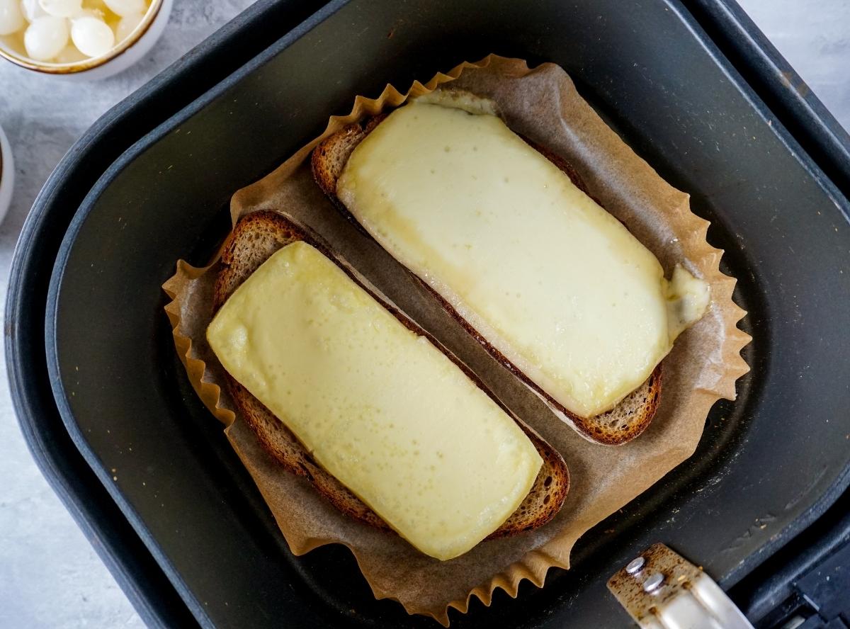 überbackenes Raclette Käse Brot aus dem Airfryer