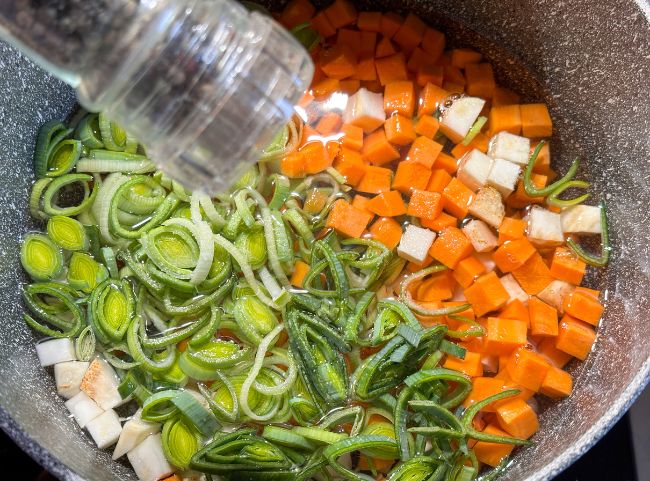 Vegane Kartoffelsuppe Gemüse kochen