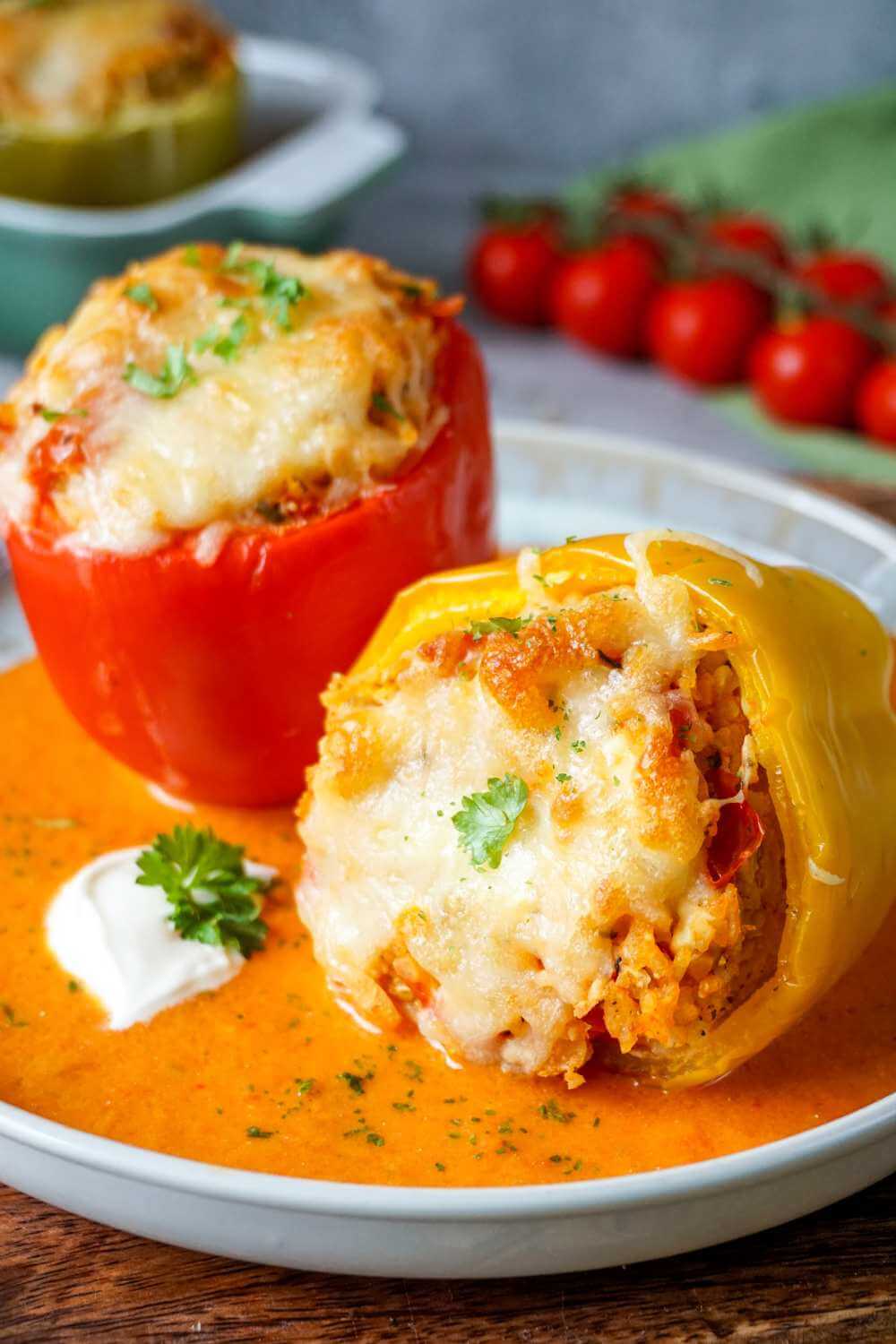 Vegetarisch gefüllte Paprika mit Reis und Feta Vegetarisch gefüllte Paprika mit Reis und Feta