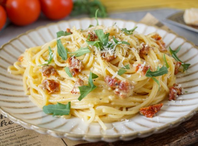 vegetarische Carbonara getrocknete Tomaten