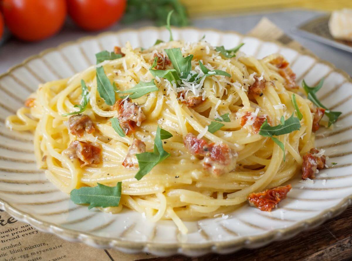 Vegetarische Carbonara mit getrockneten Tomaten