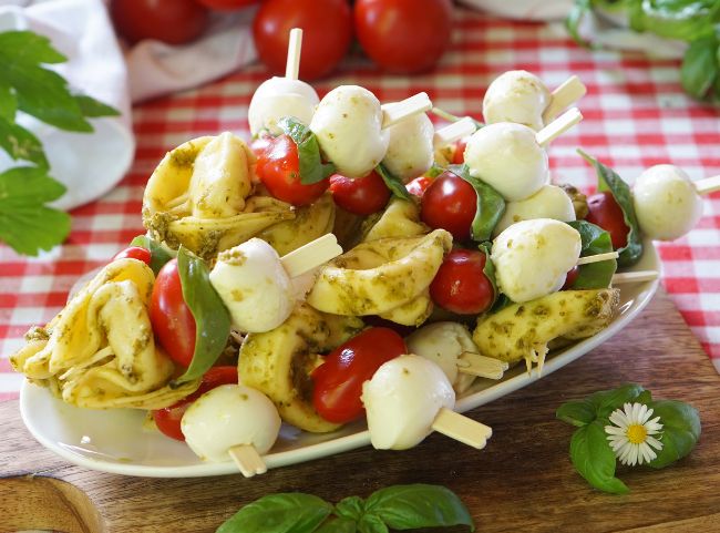 Vegetarische Grillspieße mit Tortellini