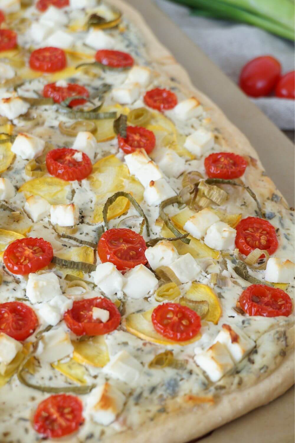 Vegetarischer Flammkuchen mit Feta
