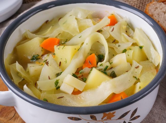 Vegetarischer Weißkohleintopf mit Kartoffeln