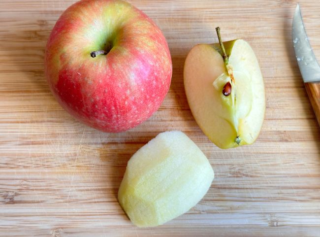 Versunkener Apfelkuchen Äpfel schälen