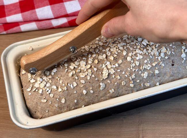 Vollkornbrot einschneiden