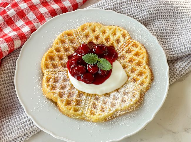 Waffeln mit roter Grütze