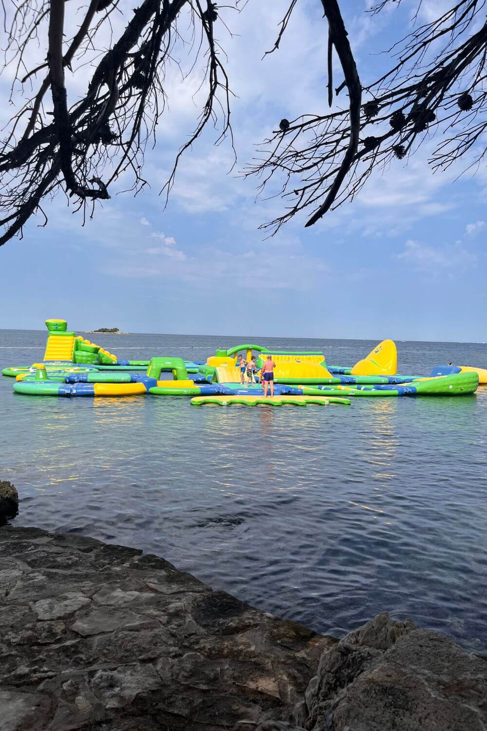 Wasserpark im Meer in Kroatien Wasserpark im Meer in Kroatien