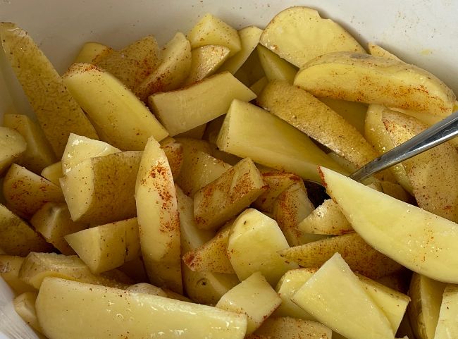 Wedges mit Paprika und Salz würzen