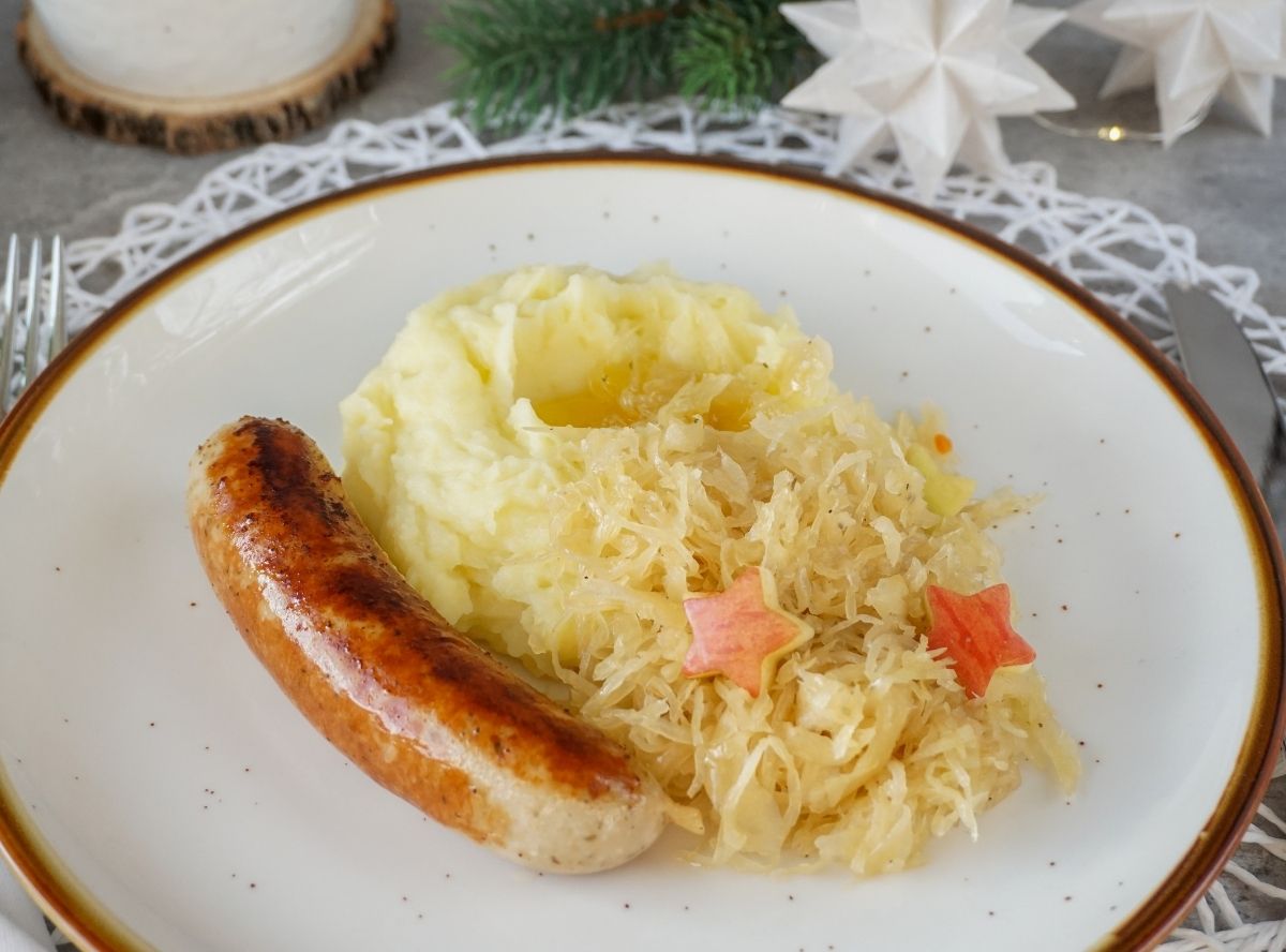 Weihnachtsbratwurst mit Kartoffelbrei und Sauerkraut „Jetzt geht’s um die Wurst“