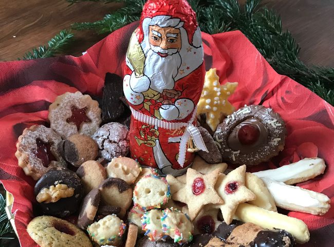 Weihnachtsplätzchen bunter Teller