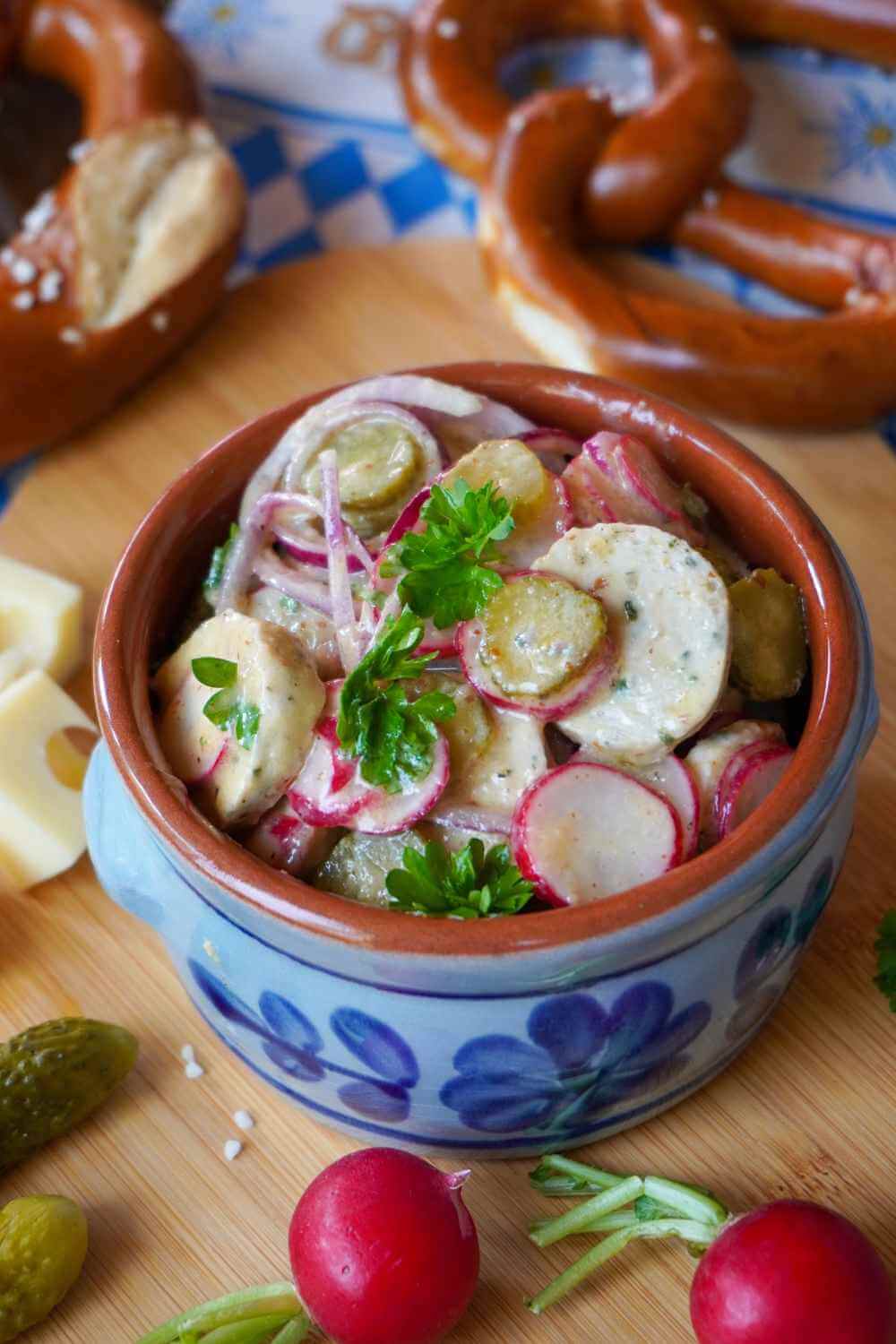 Weißwurst Salat mit Radieschen