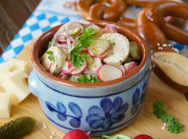 Weißwurst Salat mit Radieschen