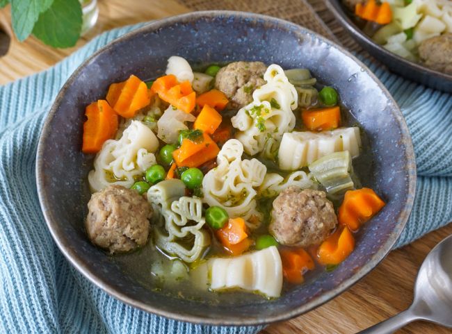 Hackbällchen-Suppe mit Nudeln