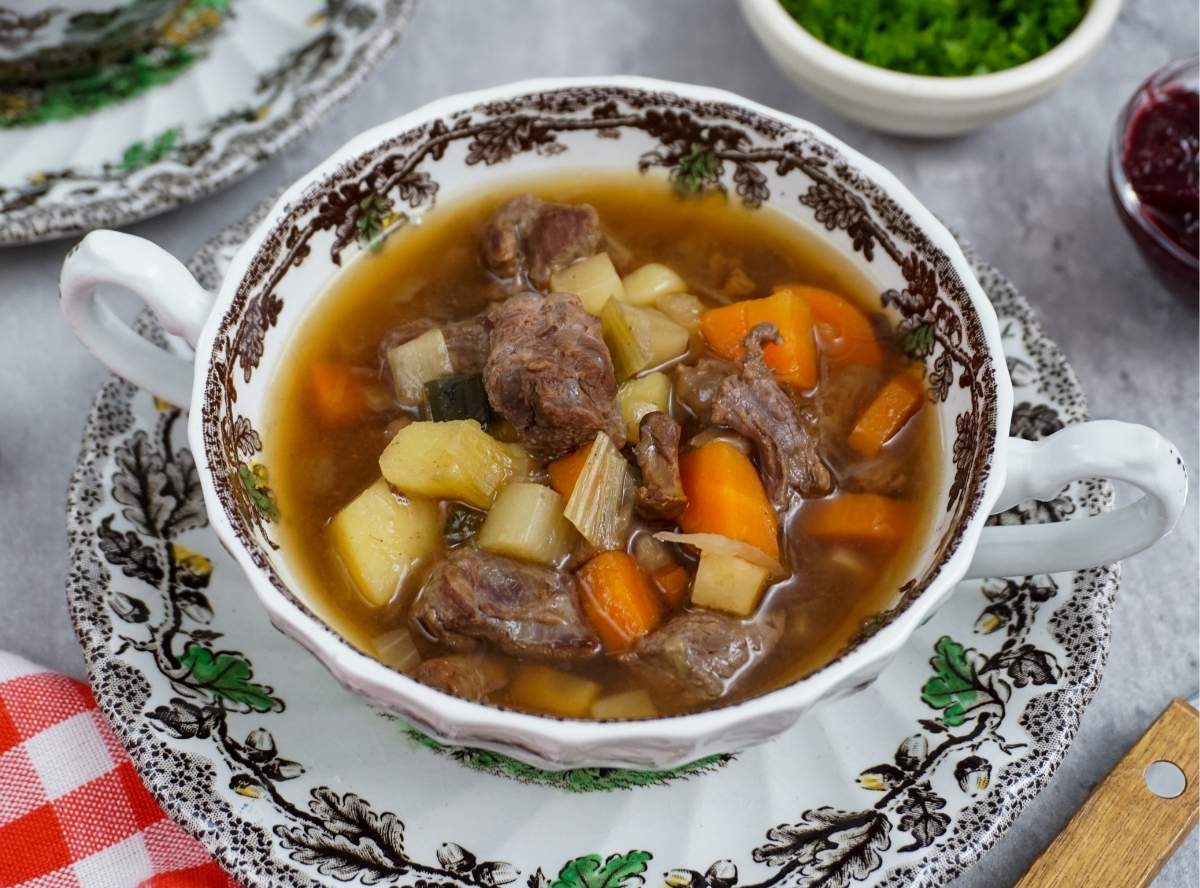 Wildsuppe mit Pilzen und Kartoffeln