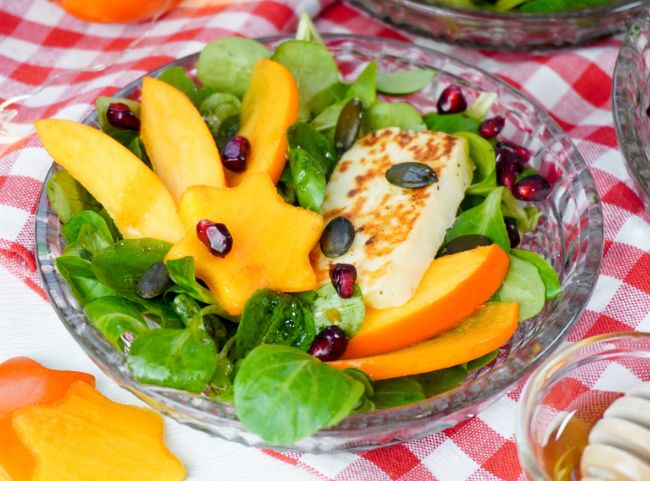 Winterlicher Salat mit Kaki und Halloumi