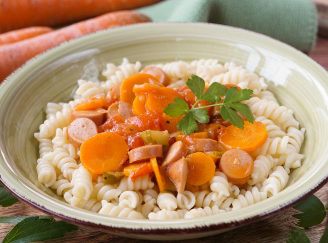 Würstchengulasch mit Nudeln Würstchengulasch mit Nudeln