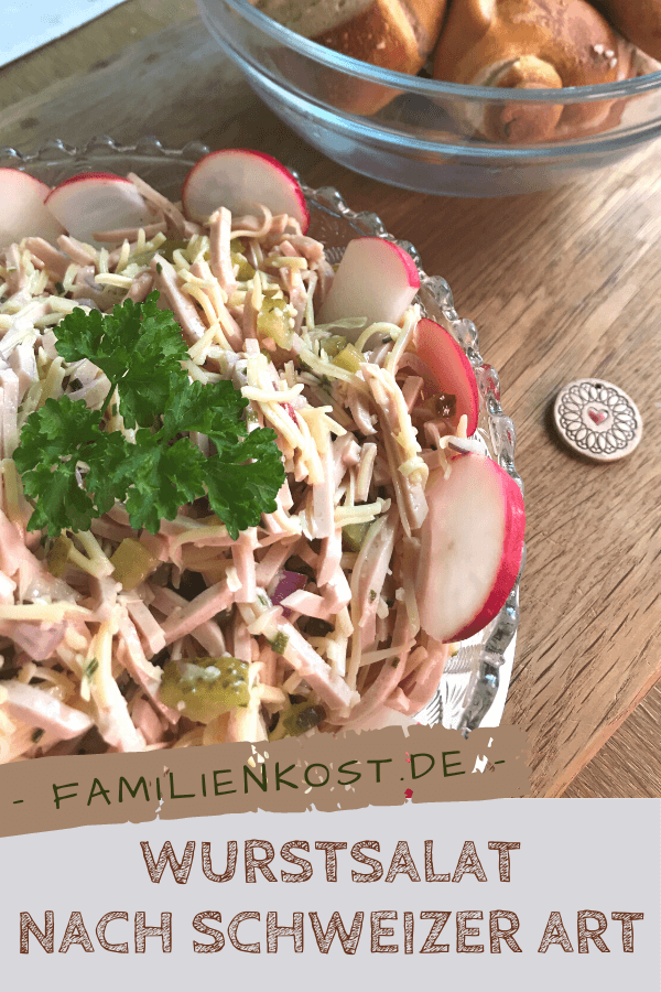 Schweizer Wurstsalat - Rezept mit Lyoner und Emmentaler Schweizer Wurstsalat - Rezept mit Lyoner und Emmentaler