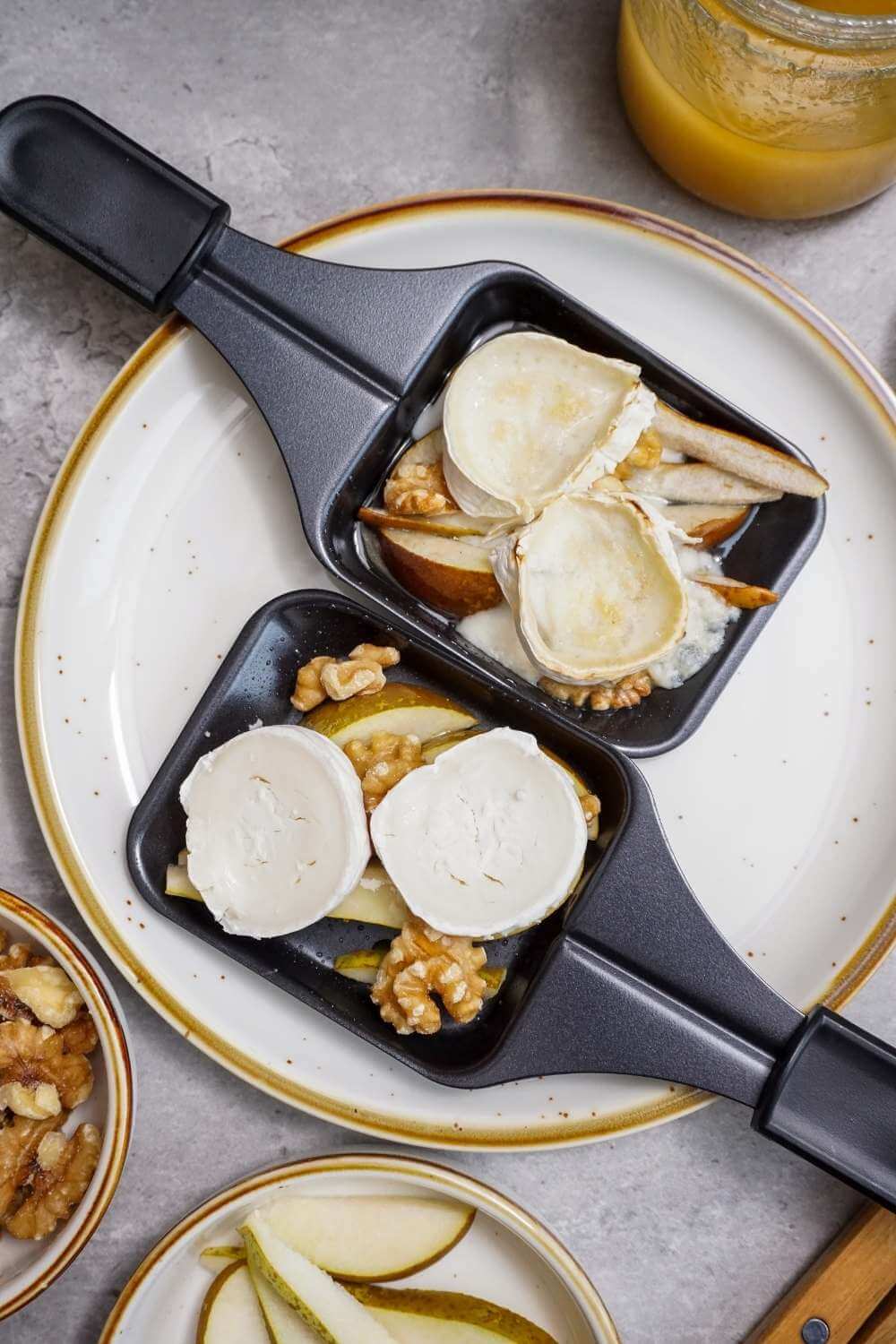 Raclette mit Ziegenkäse, Birne und Walnüssen Raclette mit Ziegenkäse, Birne und Walnüssen