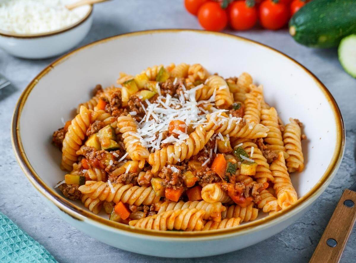 Zucchini-Bolognese mit Nudeln Zucchini-Bolognese mit Nudeln