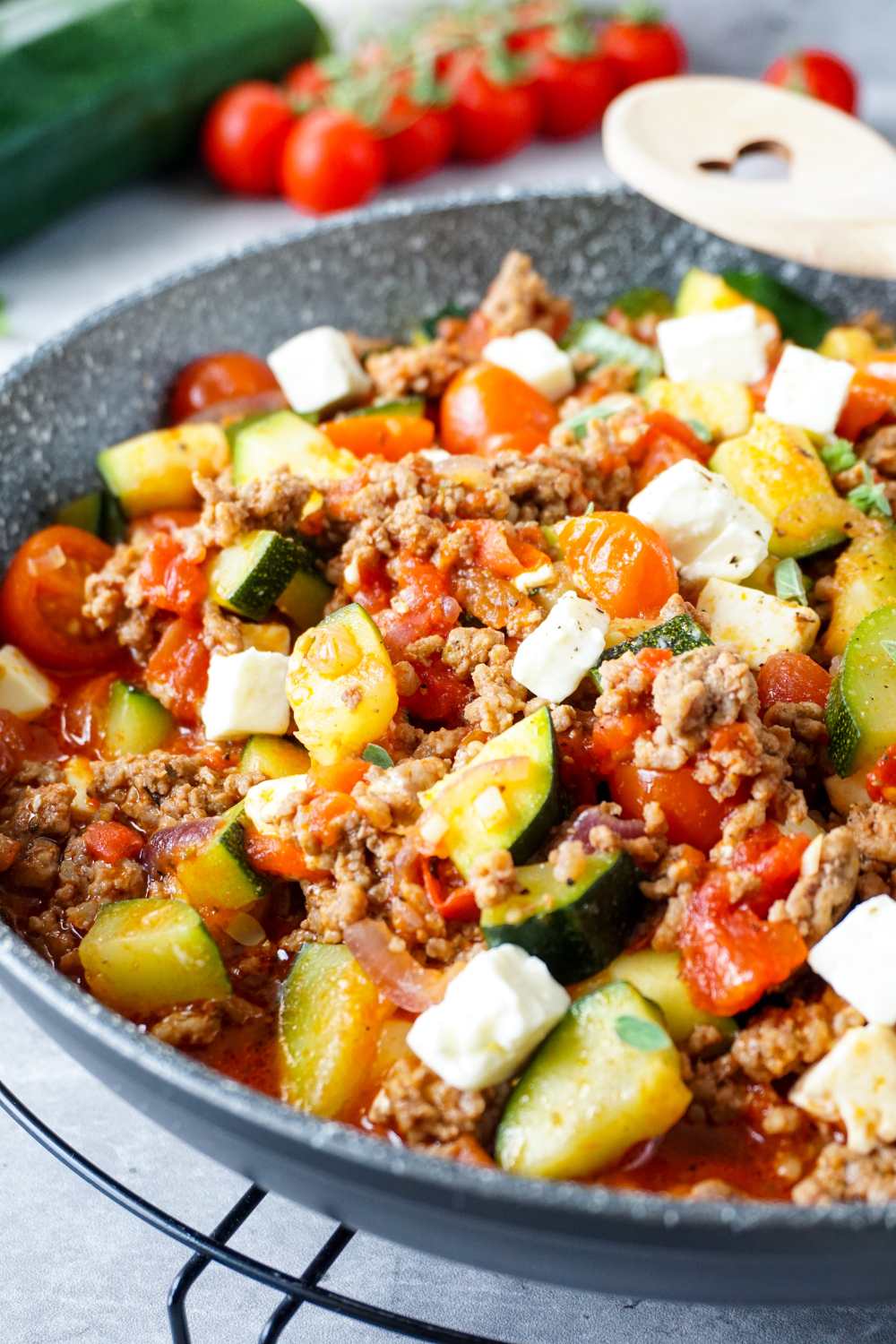 Zucchini Hackfleisch Pfanne mit Feta Teller mit Zucchini Hackfleisch Pfanne und Feta