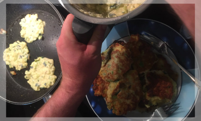Zucchini-Pfannkuchen selber machen Zucchini-Pfannkuchen selber machen