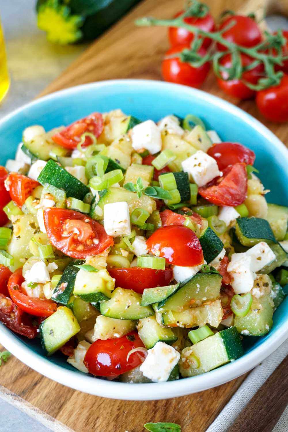 Zucchinisalat gebraten Tomate Feta Schüssel mit Zucchini Salat, Tomate und Feta