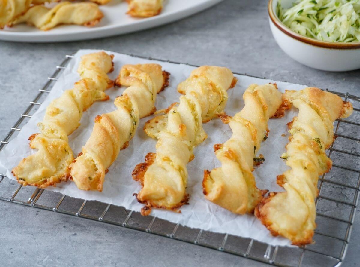 Zucchinistangen mit Käsefüllung - schnell & einfach