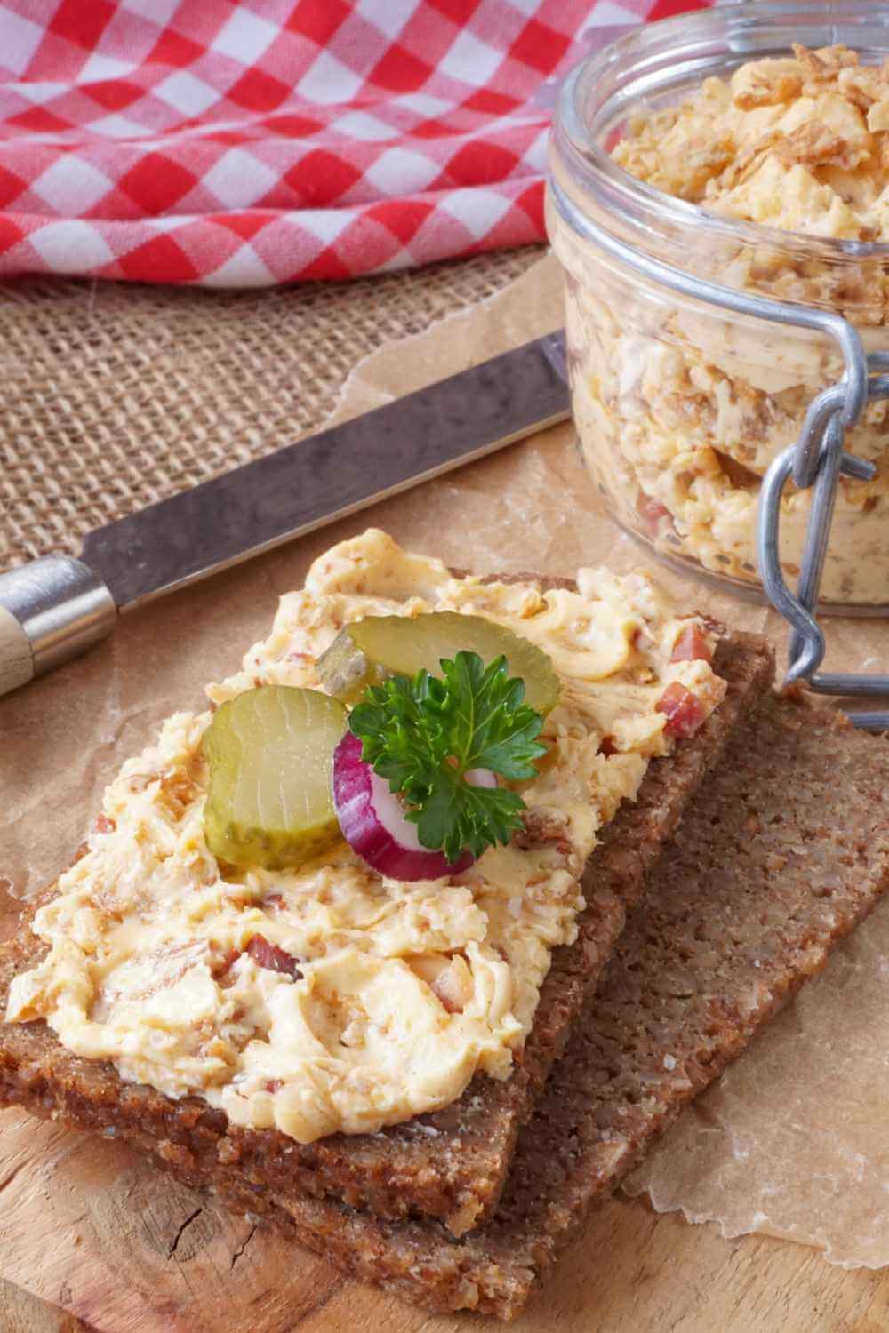 Zwiebelbutter mit Röstzwiebeln und Speck