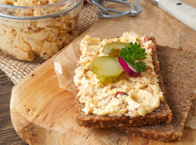 Zwiebelbutter mit Röstzwiebeln und Speck