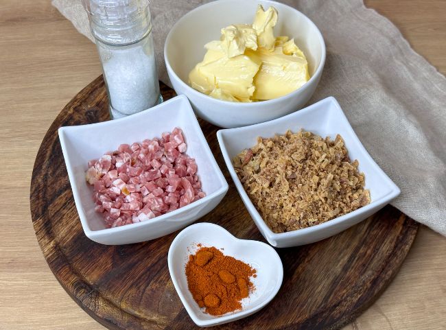 Zwiebelbutter mit Röstzwiebeln und Speck