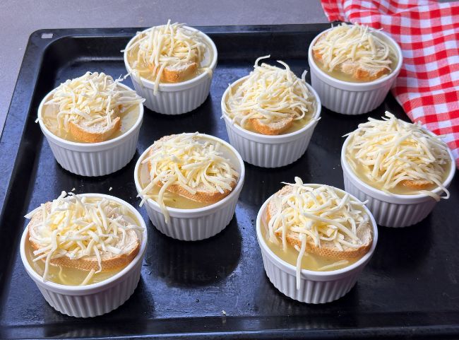 Zwiebelsuppe mit Käse überbacken