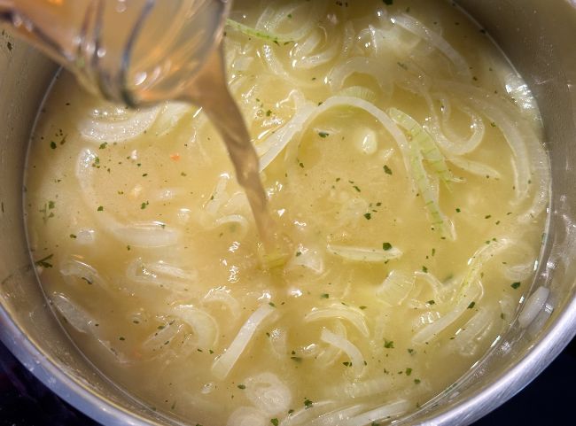 Omas Zwiebelsuppe ohne Wein kochen