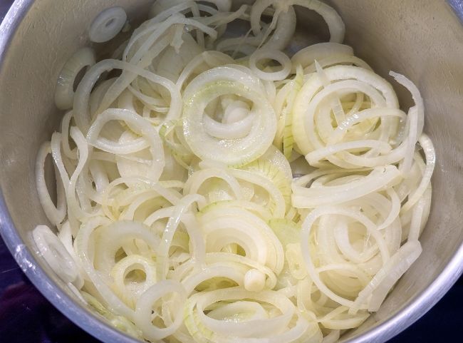 Zwiebelsuppe Zwiebeln anbraten